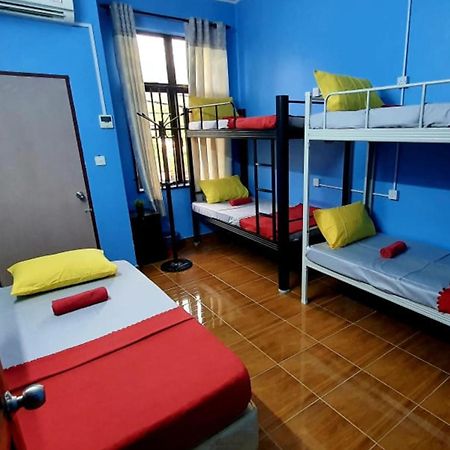 Shoplot Hostel Pangkor Кампонг-Пасир-Богак Экстерьер фото