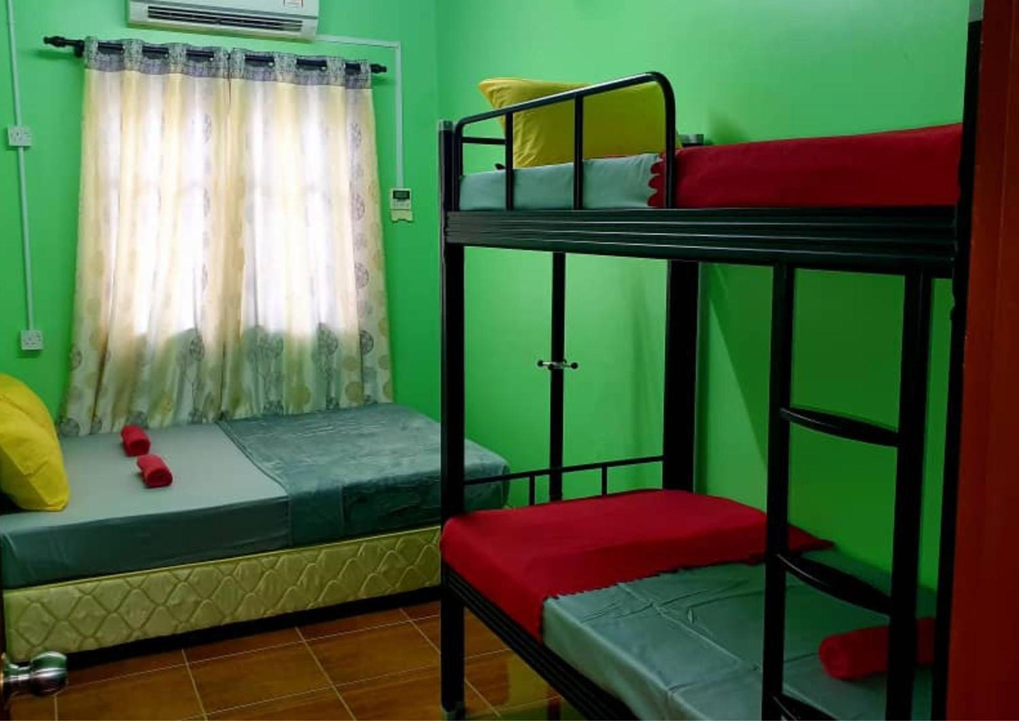 Shoplot Hostel Pangkor Кампонг-Пасир-Богак Экстерьер фото
